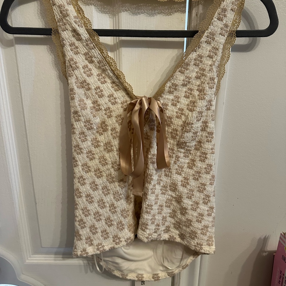 Kimchi Blue Farrah Plunge V-Neck Halter Top By Urban Outfitters - Picture 3 of 8
